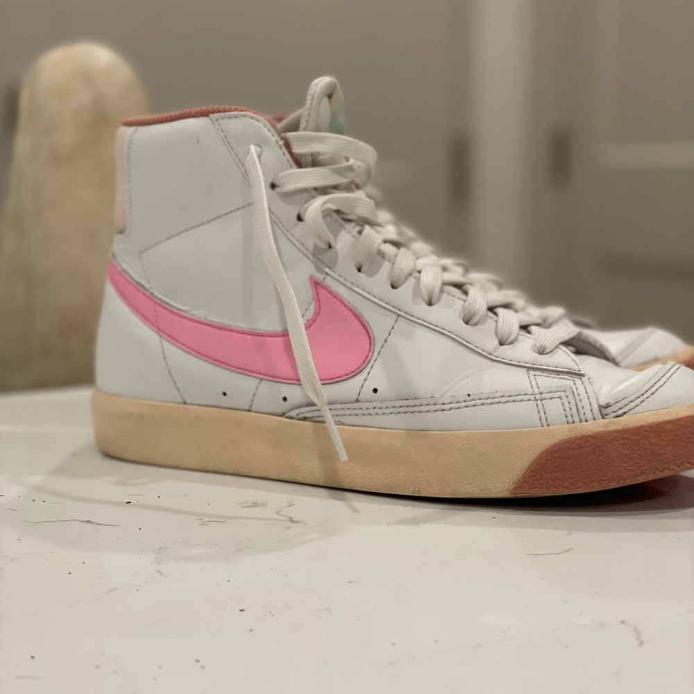 Nike Blazer Mid ’77 Vintage — White/Pink Leather High Tops — 7Y